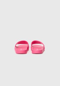 Rosa slidesandaler med en glat, mat finish, der har en bred rem og en formet fodseng for komfort. "PLAY" logoet er synligt på siden.