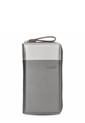 Monedero de piel gris bicolor con cremallera y correa de muñeca, con logotipo en relieve en la parte frontal, en posición vertical sobre un fondo blanco.