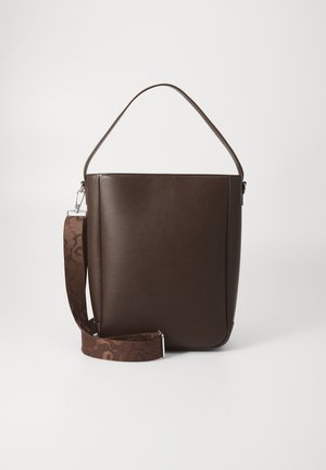 Borsa a tracolla in pelle marrone con una texture liscia, forma rettangolare e una tracolla rimovibile con motivo. Presenta un design semplice e minimalista.