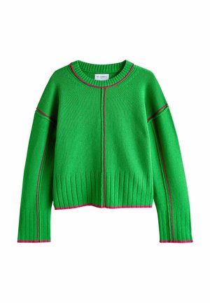 Grüner Strickpullover mit kurzem Schnitt, geripptem Saum und kontrastierenden pinken Nähten entlang des Halsausschnitts und der Ärmel. Weiche Textur.