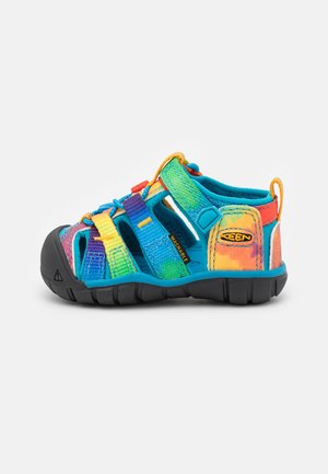 Sandália colorida para crianças com tiras em tecido azul e multicolorido, sola de borracha e fecho de Velcro ajustável para um ajuste seguro.