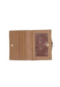 Lichtbruine leren portemonnee met zes kaartsleuven, een doorzichtig ID-venster en een drukknoopsluiting. Heeft stikseldetails en een voering met polkadotmotief.