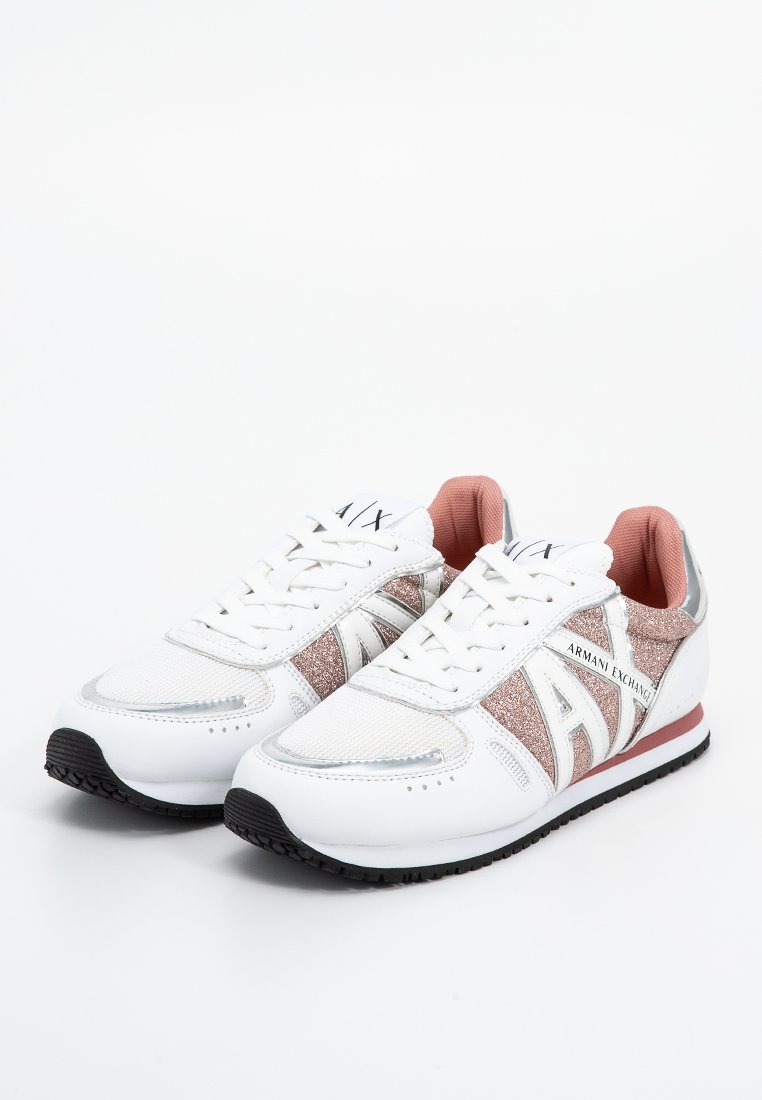 Sneaker bianchi con accenti argento e fodera rosa, caratterizzati da un pannello glitterato testurizzato e un logo sul lato. Suola in gomma per una migliore aderenza.