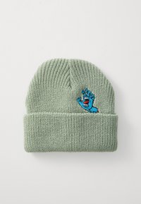 Căciulă tricotată verde deschis, cu un manșon pliat, având un design brodat cu o mână albastră și un accent roșu. Textură moale, stil casual.