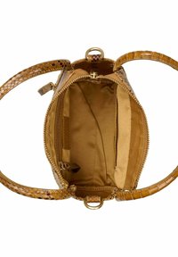 Borsa a tracolla color tan in ecopelle testurizzata con motivo a serpente, dotata di chiusura con zip, due tasche interne e manici corti.