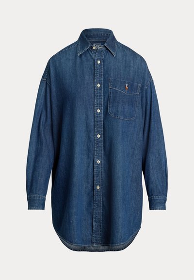 Langärmliges blaues Denim-Hemd mit Brusttasche, auf der ein kleines gesticktes Logo und ein klassischer Kragen zu sehen sind.
