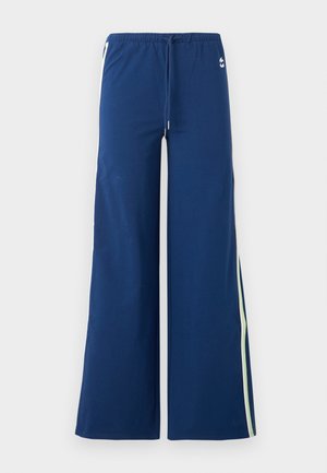 Σκούρα μπλε παντελόνια με φαρδιά μπατζάκια, ελαστική μέση, κορδόνι και λευκές και ανοιχτοπράσινες ρίγες στο πλάι σε λευκό φόντο.