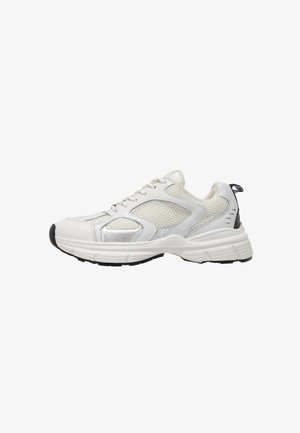 Weißer Sport sneaker aus Mesh und synthetischem Leder, mit silbernen Akzenten, gepolstertem Schaft und schwarzer Gummisohle.