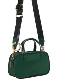 Grön handväska gjord av slätt material med dubbla handtag, ett avtagbart axelband, guld detaljer och dragkedjestängning. Utsmyckad med logotypdetalj.