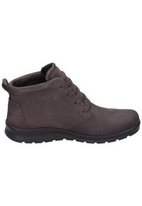 Botas de tobillo marrón oscuro hechas de cuero suave, con punta redonda, cordones y una suela de goma negra texturizada para mayor tracción.