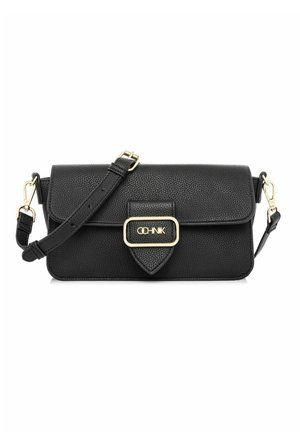 Czarna, teksturowana skórzana torebka na ramię z regulowanym paskiem, złotym klamrą i przednią klapą zamykaną na zatrzask.