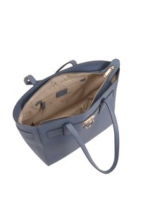 Blauwe leren schoudertas met ritsluiting en gouden hardware. Het interieur heeft een patroondessin en meerdere vakken voor organisatie.