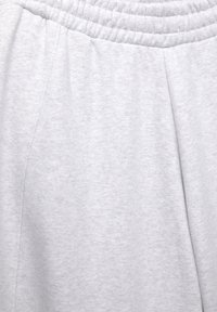 Lichtgrijze sweatpants met elastische tailleband en zijnaadsteek, gemaakt van zachte, gemêleerde stof.