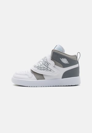 Białe skórzane sneakersy z szarymi akcentami, w fasonie mid-top, z dużym logo i rzepem, perforowany czubek dla wentylacji.