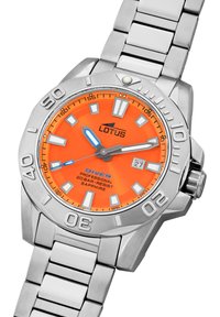 Reloj de acero inoxidable con una esfera naranja, marcadores de hora blancos, manecilla de segundos azul y un bisel giratorio. Cuenta con una pulsera de eslabones metálicos.