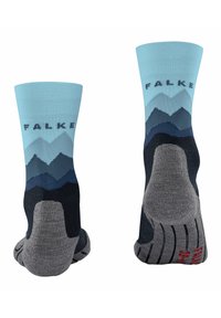 Skarpetki Falke z jasnoniebieskim mankietem, ozdobione wzorem górskim w ciemnoniebieskim i szarym kolorze. Teksturowane szare pięty i palce dla zwiększonej trwałości.