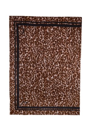 Écharpe imprimé léopard avec des taches marron et noires, des lignes de bordure doubles noires et de petites signatures subtiles intégrées au motif.