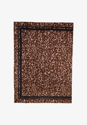Écharpe imprimé léopard avec des taches marron et noires, des lignes de bordure doubles noires et de petites signatures subtiles intégrées au motif.