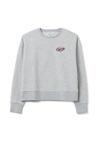 Felpa leggera grigia a girocollo con polsini e orlo a coste, decorata con un piccolo logo rosso e blu "Cherry Blue EST. 1998" sulla parte sinistra del petto.