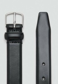 Czarny skórzany pasek z srebrną metalową klamrą, gładką fakturą i regulowanymi otworami. Koniec paska jest zwężany dla eleganckiego wykończenia.