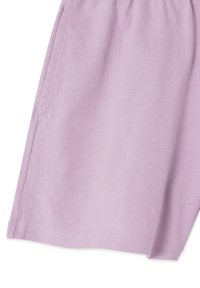 Shorts en coton lilas avec une taille élastique, une poche latérale et des coutures soignées. Texture lisse avec un design léger.
