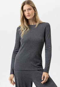 Langärmliges Oberteil in Dunkelgrau, aus einem strukturierten, weichen Material mit einem subtilen Glanz. Verfügt über einen runden Halsausschnitt und eine taillierte Passform.