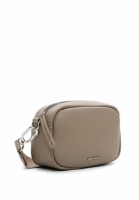 Sac à bandoulière en cuir beige de forme rectangulaire, avec quincaillerie en nickel, fermeture zippée et une sangle en tissu. Logo visible sur le côté.