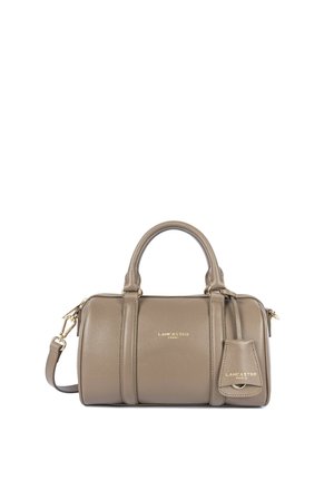 Sac seau en cuir taupe avec deux anses, une bandoulière détachable et une petite étiquette à bagages assortie, griffé Lancaster Paris en texte doré.