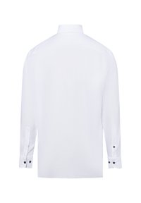Camicia bianca a maniche lunghe vista da dietro, con polsini abbottonati e colletto classico, su uno sfondo bianco semplice.