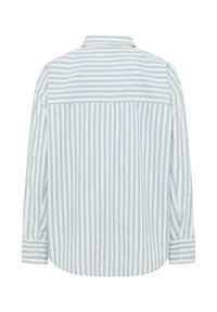 Pasiasta koszula w jasnoniebieskim i białym kolorze, z długimi rękawami, kołnierzykiem zapinanym na guziki i luźnym krojem. Wykonana z miękkiego materiału o gładkiej fakturze.