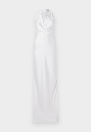 Vestido de noche de satén blanco que presenta un escote halter, cuello drapeado y una silueta ajustada que cae hasta el suelo con un detalle drapeado.