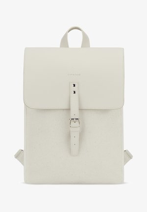 Rucsac alb din pânză cu un capac din piele, asigurat cu o curea și o cataramă metalică. Dispune de bretele ajustabile și o branding subtil.