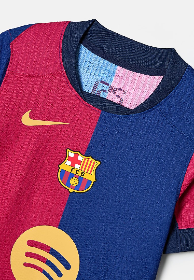 Koszulka piłkarska FC Barcelona z pionowymi czerwono-niebieskimi paskami, logo Nike, herb klubu oraz dużym żółtym logo Spotify.