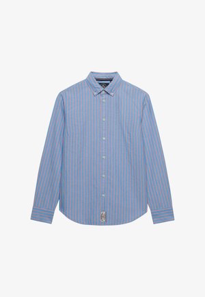 Camisa azul de manga larga con botones y rayas verticales naranjas, con cuello y una pequeña etiqueta de tela cerca del dobladillo delantero inferior.