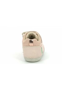 Zapatilla infantil de color rosa claro con parte superior de cuero suave, sección media texturizada, acento metálico en el talón y suela de goma flexible.