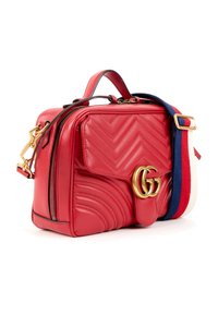 Sac bandoulière en cuir rouge avec logo double G doré, surpiqûres chevron, poignée supérieure et bandoulière réglable rayée bleu, rouge et blanc.