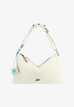 Borsa a tracolla in pelle bianca con chiusura a zip, manico arrotondato con borchie nere e piccola targhetta attaccata con logo blu.