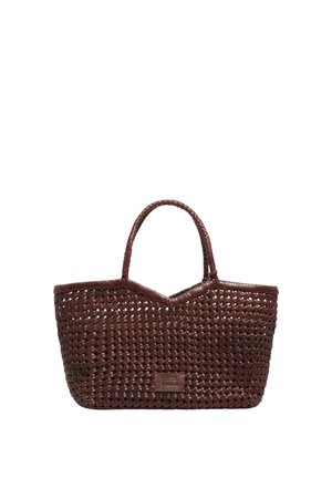 Bolso tote de cuero trenzado marrón con dos asas trenzadas y un pequeño parche rectangular de la marca en el frente.