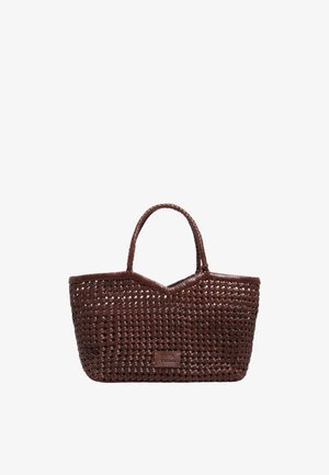 Bolso tote de cuero trenzado marrón con dos asas trenzadas y un pequeño parche rectangular de la marca en el frente.
