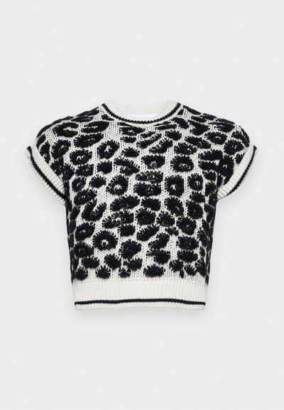 Kuttet strikket genser med svart og hvit leopardmønster, med korte ermer og ribbestrikket kant ved kragen og kanten.