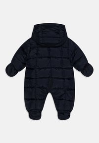 Námorně modrý zateplený snowsuit s kapucí, prošívaná textura, elastické manžety a přední zip, navržený pro teplo a pohodlí.