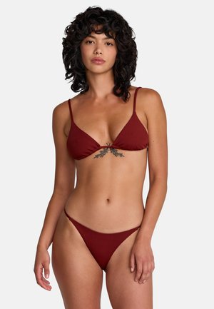 Bikini-Set in tiefem Burgunderrot mit einer gerippten Textur, einem dreieckigen Top mit dünnen Trägern und einem Slip mit minimaler Bedeckung.