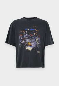 Cropped Western Graphic Tee - T-shirts print - casual black