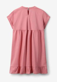 Roze katoenen jurk met een ronde hals, korte mouwen en een knoopsluiting aan de achterkant. Bevat gegatherde lagen en een gerimpelde zoom.