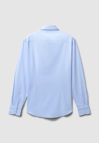 Camicia azzurro chiaro a maniche lunghe con colletto a punta, polsini con bottoni e una superficie liscia. La parte posteriore presenta un orlo leggermente curvato e dettagli di cucitura.