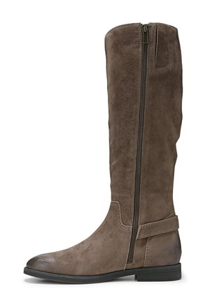 Bottes en daim marron hautes avec une fermeture éclair latérale, bout rond, finition texturée et semelle noire plate. Coutures décoratives au niveau de la cheville.