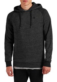 Svart melerad hoodie med framficka, dragsko i huvan och ribbade ärmslut. Tillverkad av mjukt och strukturerat tyg; har en liten logotyp på bröstet.