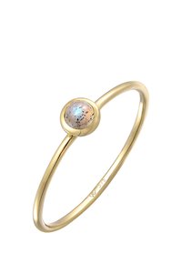 Guld ring med en rund, multifarvet sten med sorte prikker. Selve bæltet er glat og slankt, hvilket fremhæver et minimalistisk design.