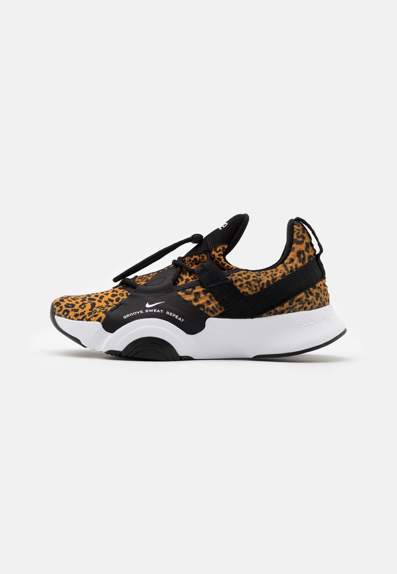Zapatilla deportiva con estampado de leopardo que presenta detalles en negro, una suela acolchada y un sistema de cordones con ajuste ajustable.