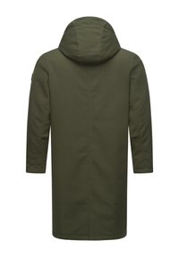 Abrigo largo de color verde oliva con capucha, con una textura suave, mangas estándar y corte recto, diseñado para brindar calor y cobertura.